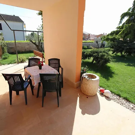 In Fa Ana With Garden & Terrace Apartamento Fažana